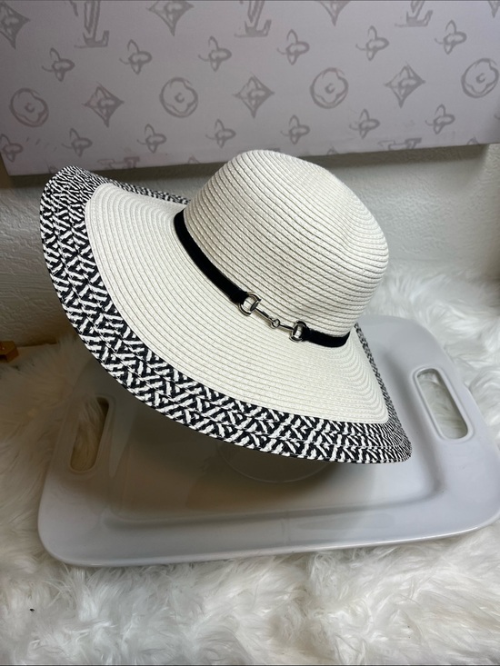 Accessories - Women’s Wide Brim Straw Sun Hat in White and Black